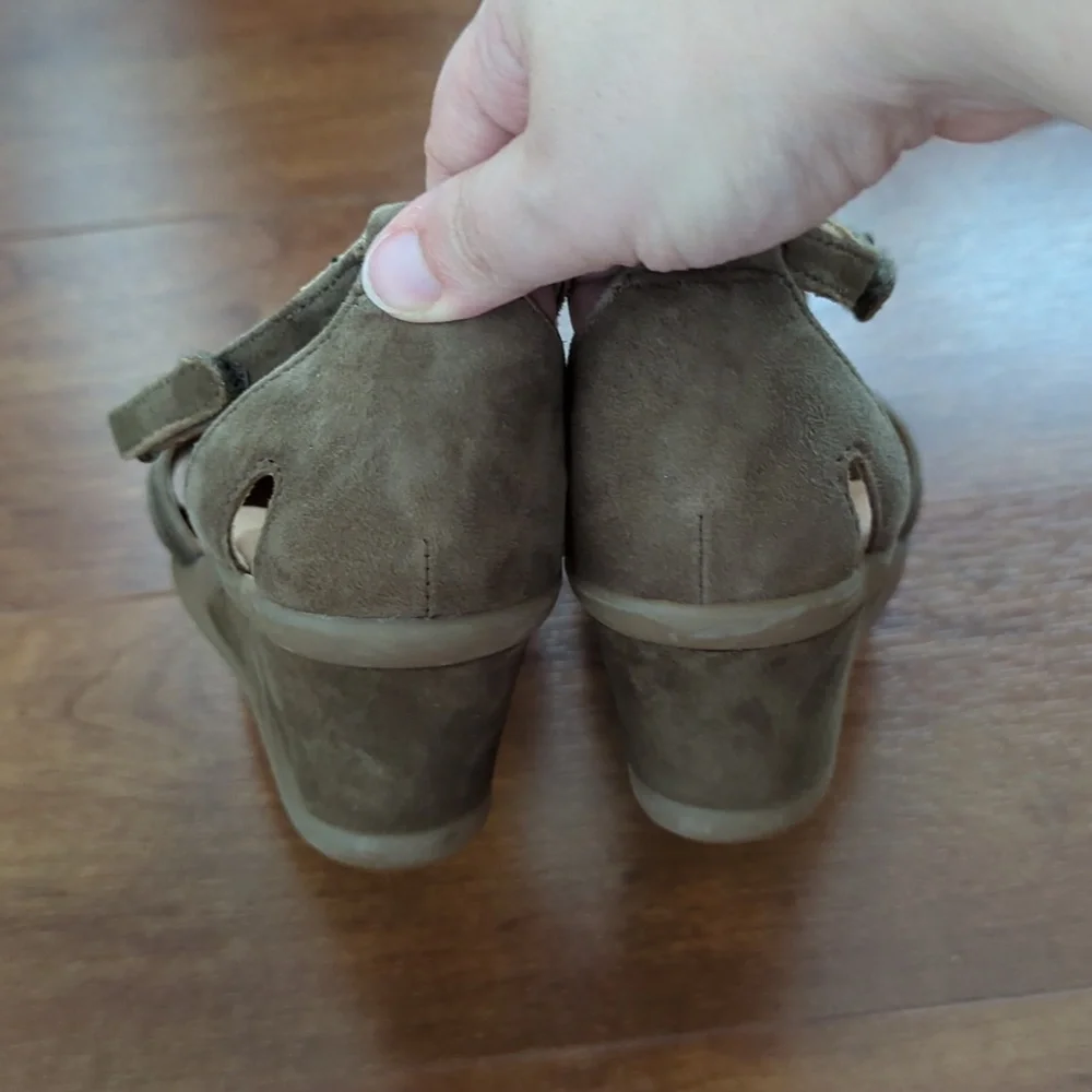 Earth Retro taupe suede wedge sandals wide